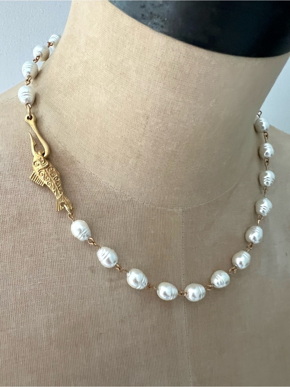 NEW Artisan Gold Fish Clasp Pearl Bead Necklace - White Pearls